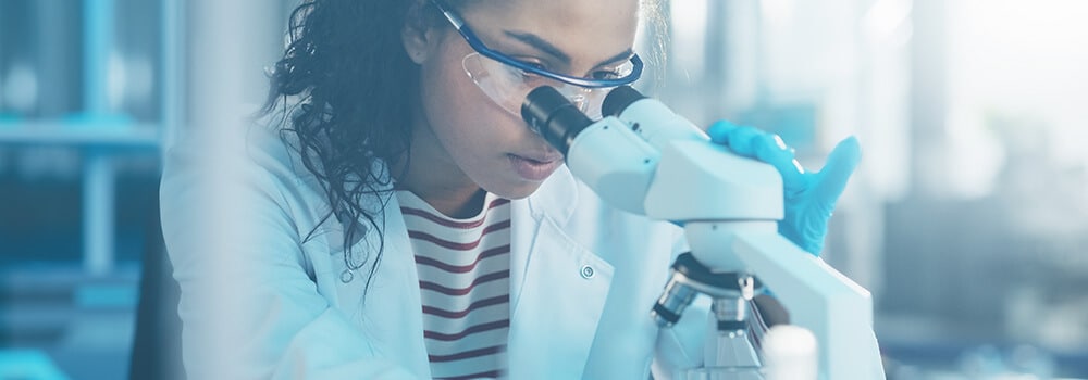 cientista analisando amostra em microscópio